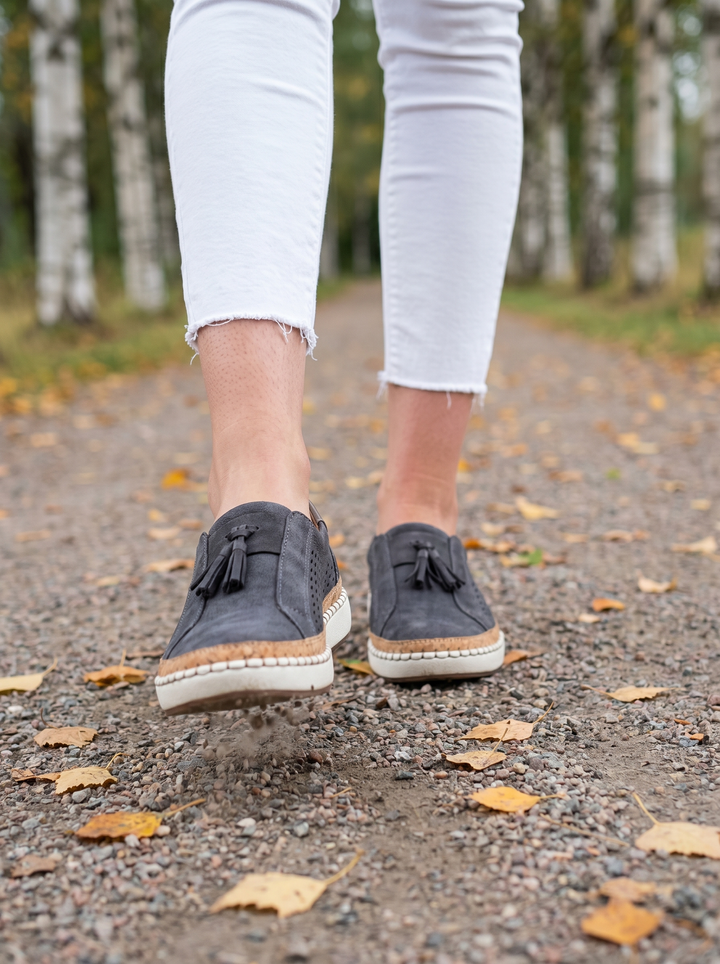 HIGHEND::louise-comfort-instappers::lifestyle-01-strolling