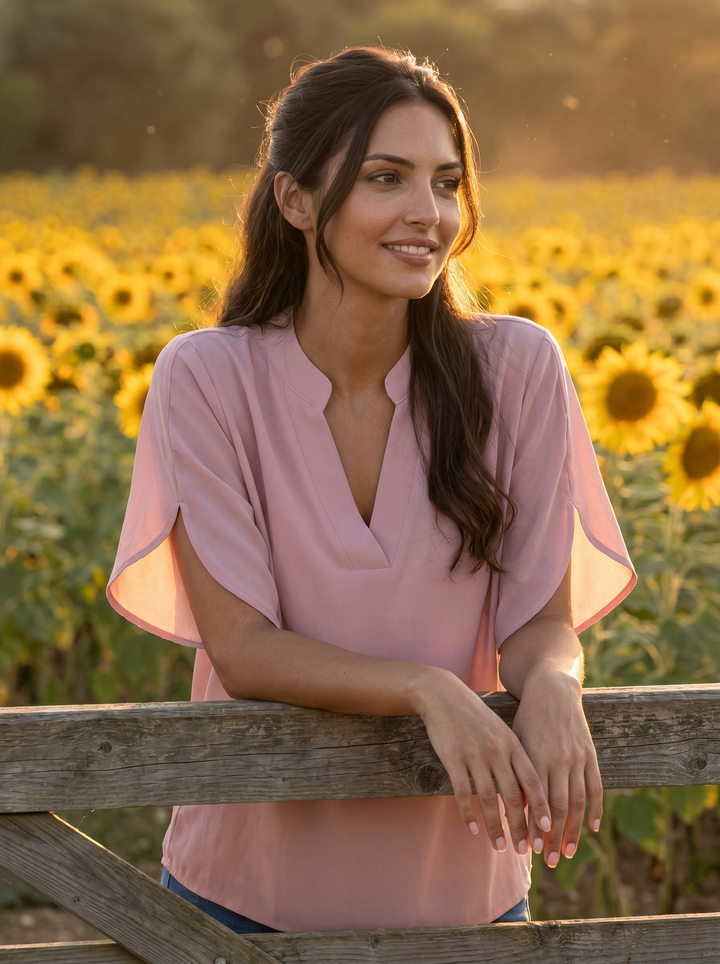 HIGHEND::noemie-chiffon-blouse-v-hals::lifestyle-02-leaning
