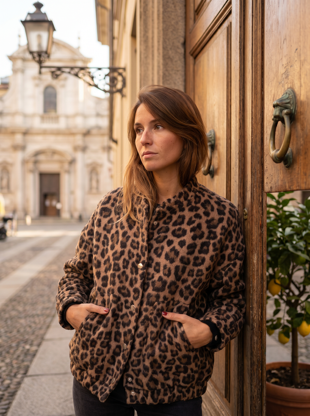 HIGHEND::cleo-luipaard-bomber-jas::lifestyle-02-leaning